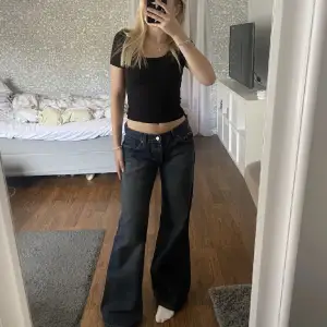 Så fina bootcut jeans. Sitter låg/mid waist, utsvängda nertill. I storlek M  (bild från förra ägaren) Säljer då de tyvärr inte passade 💗Använd gärna köp nu ! 