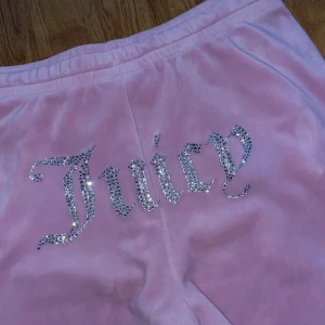 juicy  - Hej, jag säljer dessa juicy byxor då jag ej använder de längre❤️ 