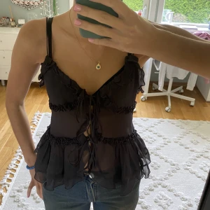 Svart topp - Snygg topp med detaljer, aldrig använd. 