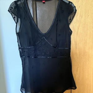 Svart topp esprit  - Superfin svart topp från esprit i toppenskick! Kan mötas upp i Stockholm eller posta (köpare står för fraktkostnad)🫶🏼