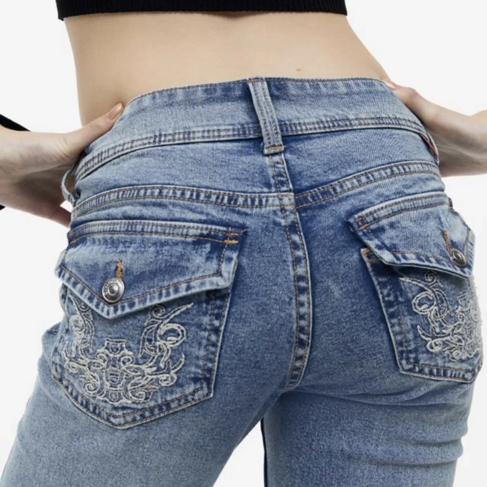 Utsvängda jeans från H&M ,Kom privat för fler bilder💕. Jeans & Byxor.