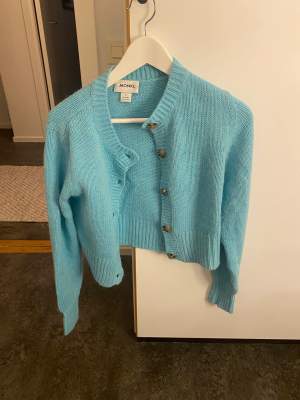 Säljer denna blåa stickade tröja/kofta från Monki i storlek S. Aldrig använd och i bra skick. 