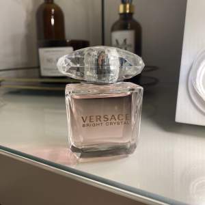 Helt oöppnad Versace Bright crystal parfym. Luktar supergott men säljer pågrund av att jag köpte 2💞köpt för 500 kr