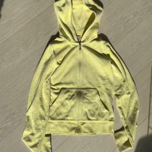Gullig gul juicy couture zip hoodie i väldigt fint skick!💛Fint turkost tryck på ryggen🐱