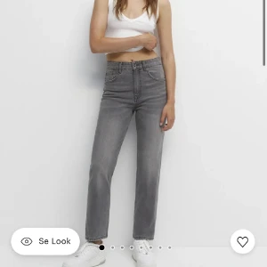 Jeans  - Super fina jeans från pull and bear! Säljer då de är lite för små för mig. De är aldrig använda och prislappen sitter kvar💞