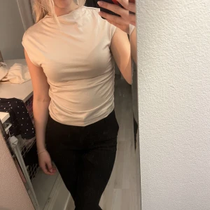 Topp - Söt topp, säljer då jag aldrig fått användning av den☺️