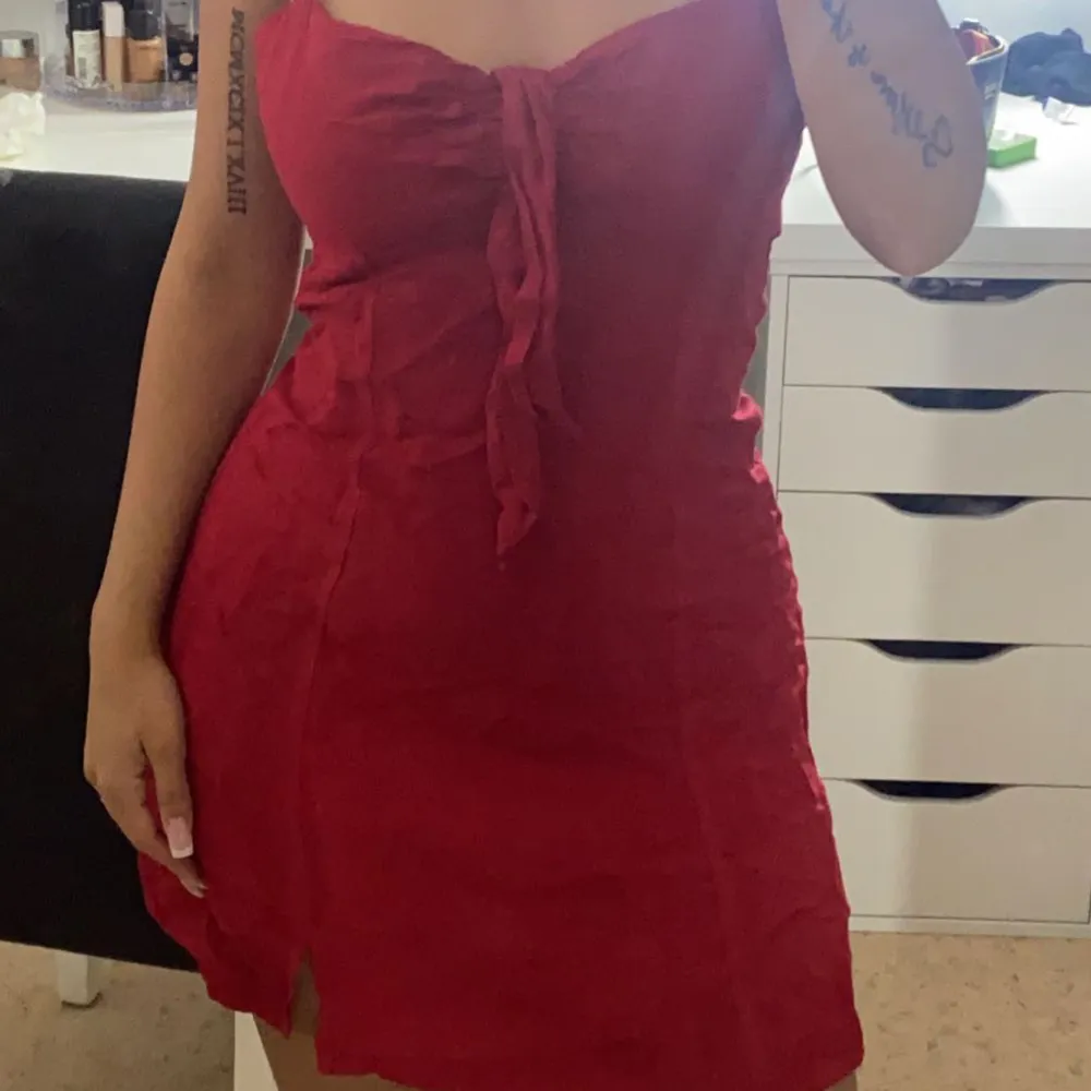 Röd klänning från Zara, klänningen kommer till knäna ungefär.. Klänningar.