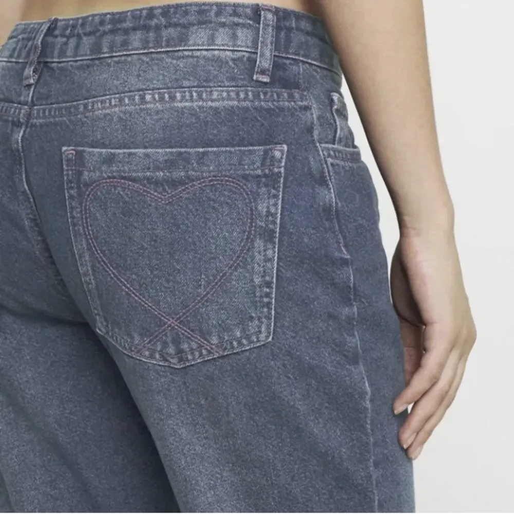 Säljer mina älskade jaded london jeans som står ”babygirl” på. Bara använd ett fåtal gånger eftersom jag har växt ut ifrån dom. Var i stl Xs när dom passade och midje måttet är 28, Pris kan diskuteras . Jeans & Byxor.