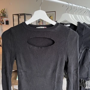 Topp med öppning framtill - Ribbad topp från Chiquelle med öppning. Bra skick! 