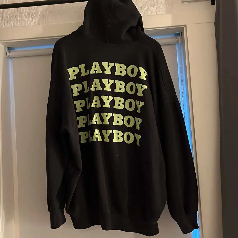 Mysig stor hoodie. Lite nopprig men i väldigt fint skick. Använd några gånger. Vet inte vilken storlek det är då det ej står men skulle gissa på XL-XXL kan gå ner i pris vid snabb affär:) . Tröjor & Koftor.