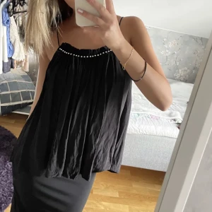 Svart topp - Supersnygg topp från mango!!