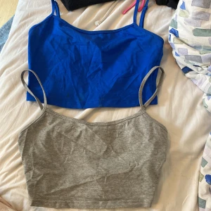 En blå och ett grått linne från SHEIN  - Två linnen ifrån SHEIN i bra skick! Dom kostar 35 kr styck! 