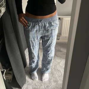 Pyjamas byxor  - Säljer mina sköna pyjamas byxor då dom inte används längre. Dom är i storlek 170, och jag är 165 ungefär som brukar ha XS/S💓Fint skick med inga defekter!