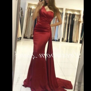 Balklänning/festklänning - Elegant - En elegant klänning som är endast använd 1 gång (balen). Den har en fin röd färg samt en satin material vilket gör den mycket efterfrågad✨. Original priset var 1500kr, säljer för 599kr (men priset kan diskuteras) 