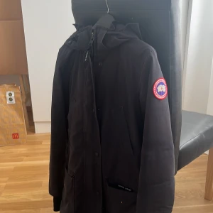 Canada goose vinter jacka trillium parka - Denna vinterjacka är välanvänd men är för liten för mig nu! Den passar 2XS - S. har lite slitningar vid händerna och bredvid kedjan. Inget man märker av när jackan är på! ordinarie pris 12 000kr, säljs för halva priset (kan diskuteras!)
