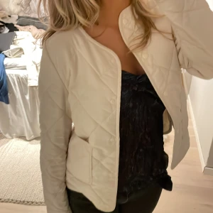  tunn jacka - Fin jacka till hösten eller våren. Lagom varm, passar allt! Från Kappahl!!❤️