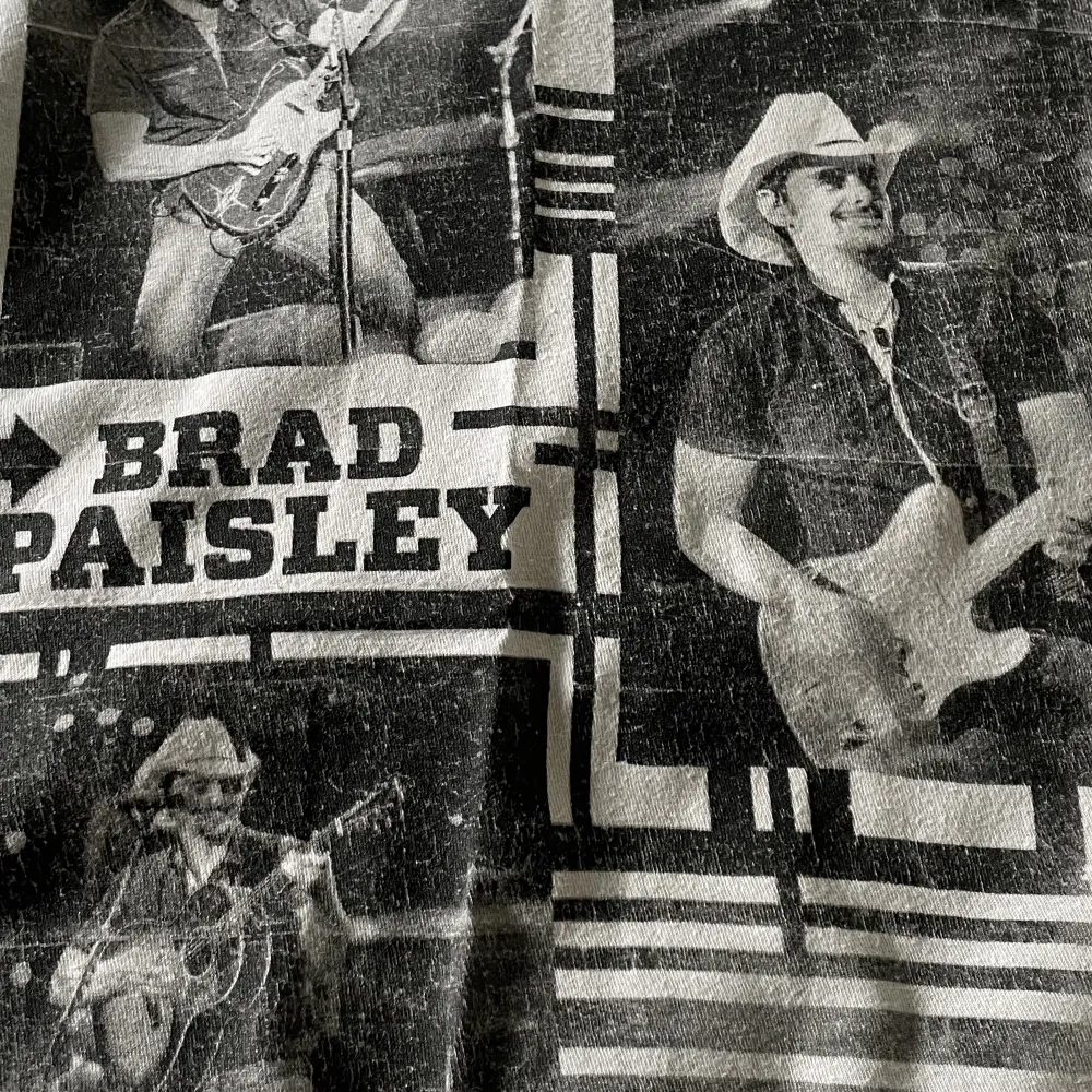 Brad paisley t-shirt i bomull som är i hyfsat skick, 8/10. Enda skadan är ett litet hål på ryggen. Förövrigt 10/10 tröja, oerhört skön.. T-shirts.