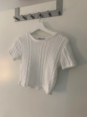 stickad topp - stickad topp, i nyskick! stretchig och sitter lite tajtare på kroppen