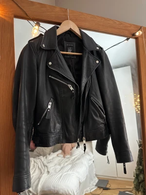 Skinnjacka - Obs ej äkta skinn! Jacka från Zara, endast använd någr få gånger. Storlek M, passar även S. 