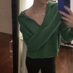 Grön stickad tröja - Skitsnygg grön stickad tröja. Vet ej var den är ifrån tyvärr. Storlek 38:)