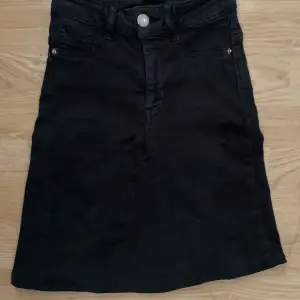 Så fin svart jeans kjol
