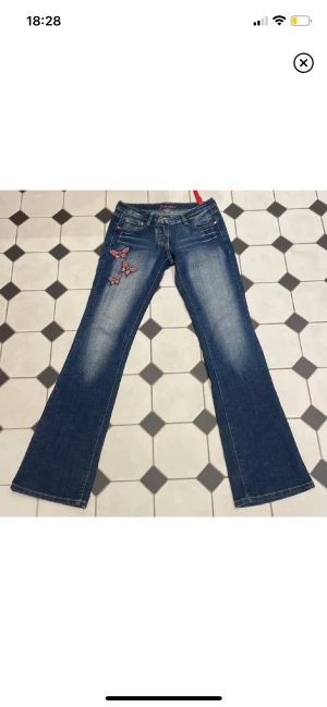 vintage jeans - ett par så snygga jeans som jag verkligen älskar men tyvärr har blivit för små för mig! jätte söta fjärilsdetaljer❤️