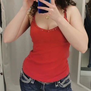 Rött linne - Rött linne med paljetter. Sitter så fint på. Färgen är som på bild 1.