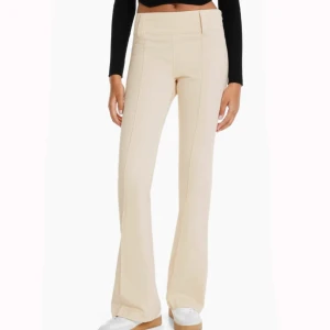 Bershka kostymbyxor  - Superfina kostymbyxor från bershka. Köpte för små och missade returnera. Aldrig använda endast testade. För långa för mig (160cm).  Katt finns i hemmet <3