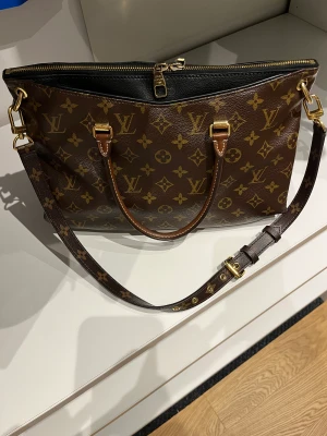 Louis Vuitton väska  - Äkta Louis Vuitton väska köpt i marbella. Kvitto och dustbag finns kvar. Väska är knappt använd men har ett litet märke på sidan (se foto)  Köpt för 19000kr säljer för 10000kr 