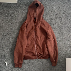 Hoodie - Oversised brun hoodie, i bra skick och i nytt skick 
