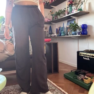 Mjukisbyxor  - Grå långa mjukisbyxor från bikbok   Har en hög midja men går absolut att hasa ner för en lägre midja   Resår i midja och rak i benen 