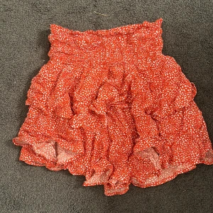 Kjol - Ny kjol med Sthlm stil o passar perfekt med ett vitt linne eller grå tröja. Jätte snygg och funkar att ha både låg och högmidjat 