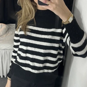 randig stickad tröja - Säljer denna randiga stickade tröja från hm🫶🏽