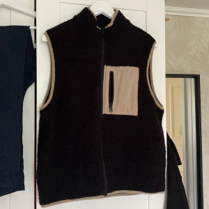 Fleece väst - En super fin fleece väst som köptes in förra hösten men har tyvärr inte kommit till användning. 