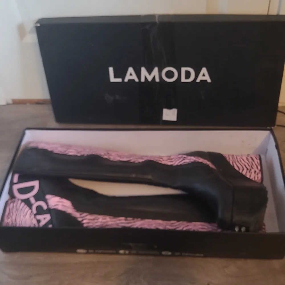 Snyga svart rosa zebra skor i platåklack från lamoda köpta begagnat för ca 600 så säöher dem för 400 för jag har knappt använt dem o dem har mest legat i en låda dem senaste 2 åren!. Skor.