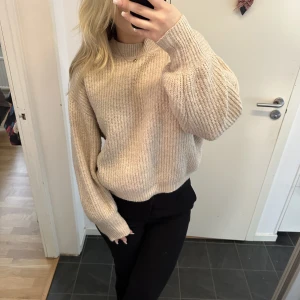 stickad tröja - så skön och fin stickad tröja i en jättefin beige färg💞