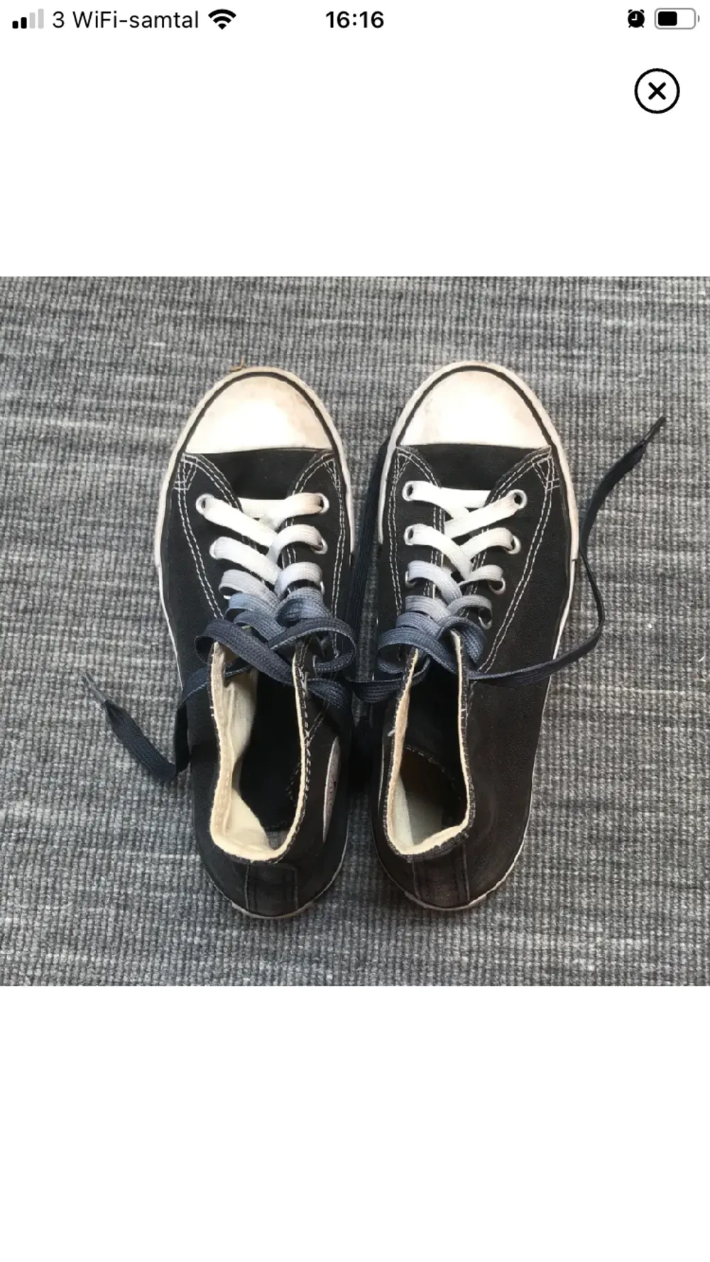 Säljer ett par av använda converse skor som tyvärr blivit för små för mig. Strl 35 men passar 36 också! Snören bytes ut. Skorna har blivit smutsiga och hälarna har blivit lite slitna men de fungerar fortfarande bra och ser riktigt coola ut!💕. Skor.