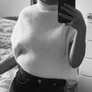 Stickad polotröja  - Säljer min stickade polo tröja som är slutsåld. Tröjan är knappt använd så inga defekter