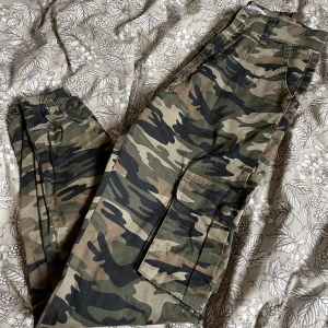 Cargo byxor - Ett par cargo byxor från madlady, knappt använda, köpt för ca 500kr säljer för 150kr.😊  Storlek xs