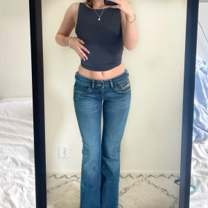 Lowwaist DIESEL jeans - Så så fina lågmidjade och utsvängda jeans från diesel! Mycket bra skick ❣️ står strl 28 men skulle säga XS/S!  Använd gärna köp nu 🫶🏻🫶🏻