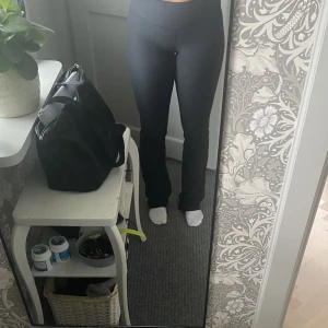 Nike tights  - Utsvängda tråningstigjts från Nike använda en gång som är lågmidjade. Nypris runt 600 tror jag. Hör av er vid frågor 💕