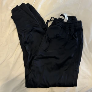 Satin silk byxor  zara  - Byxor från zara mörkblå! I storlek S, fint skicka använda fåtal gånger, skulle bara behöva strykas:) 