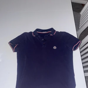 Moncler piké  - Använda någon gång men inte mycket säljer pga storlek, ny pris 2500kr