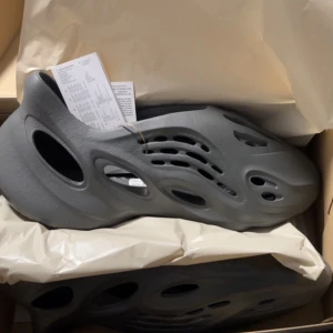 Yeezy foam rnr - Säljer ett par helt nya yeezy foam rnr i storlek 43 kvitto finns och skorna är helt äkta köpta från adidas appen. Skorna är i nyskick och kommer med kartongen. Önskas det fler bilder på skorna är det bara att skriva.