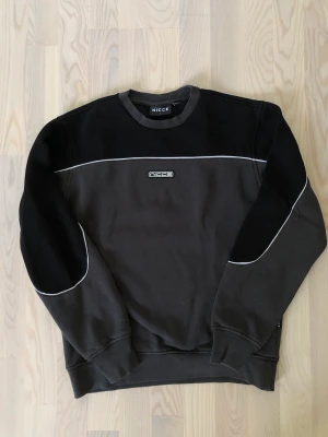 Sweatshirt - Sweatshirt från Nicce i storlek S. Super mysig men säljs då den inte passar mig. Endast använd ett fåtal gånger, toppenskick 🦋