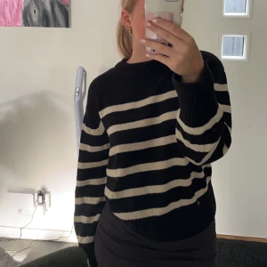 Stickad tröja - Stickad tröja från gina i fint skick!💕