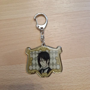 Black Butler nyckelring - Nyckelring med Sebastian från Black Butler.  Kan skickas som brev, då blir frakten 15 kr, skriv så fixar vi det! 🥰