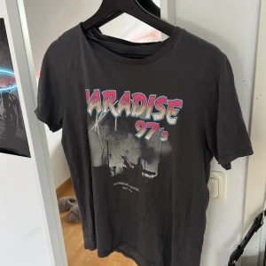 Tröja med tryck - Supercool t-shirt🎸inga defekter, köpare står för frakt 