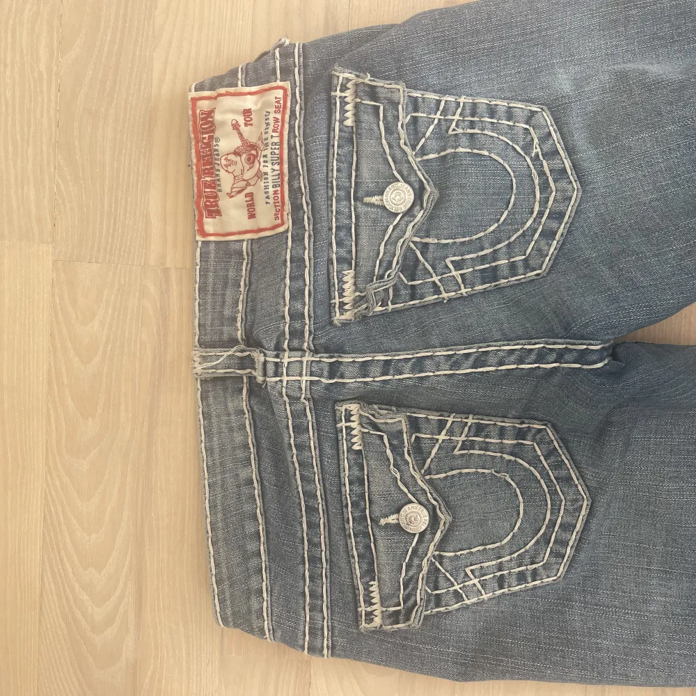 Säljer mina super fina true religion jeans! Jag är 168 och de är lite för långa på mig. Skriv privat för frågor:). Jeans & Byxor.