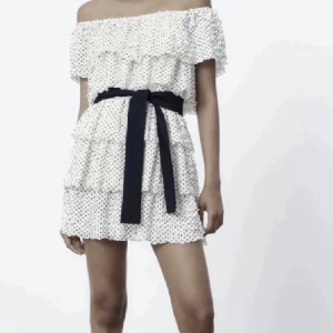 Zara klänning  - Säljer min supersnygga zara klänning då den inte kommer till användning!☺️priset går att diskutera!